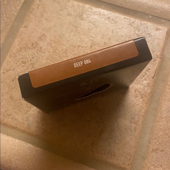 Kvd good Apple balm - deep 084 - Picture 4 of 4